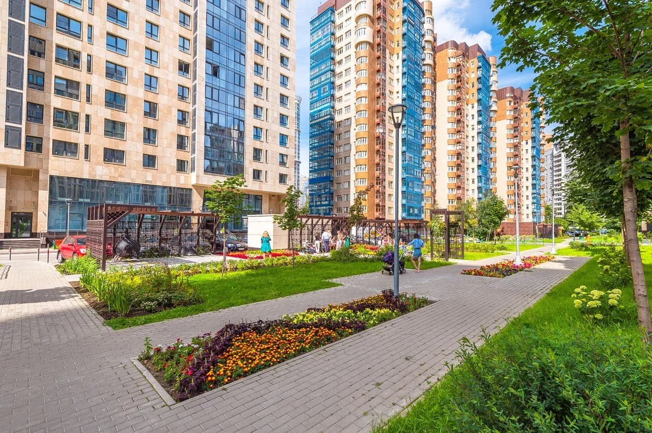 Благоустроенная территория жилого комплекса